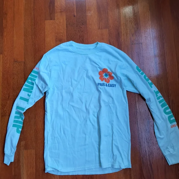 Free & Easy Light Blue Long Sleeve Graphic Tee - Orange Flower NWT - Picture 4 of 9